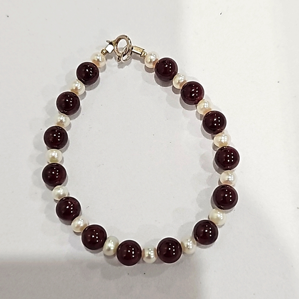 This elegant burgundy & cream pearl